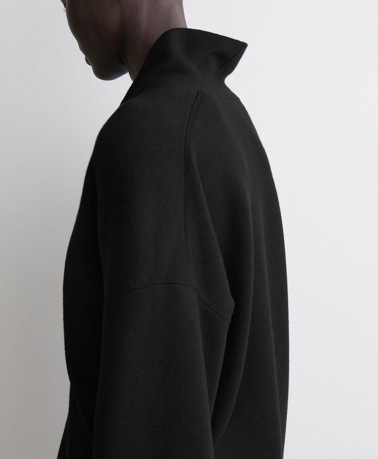 Suéter COS de cuello en V de lana