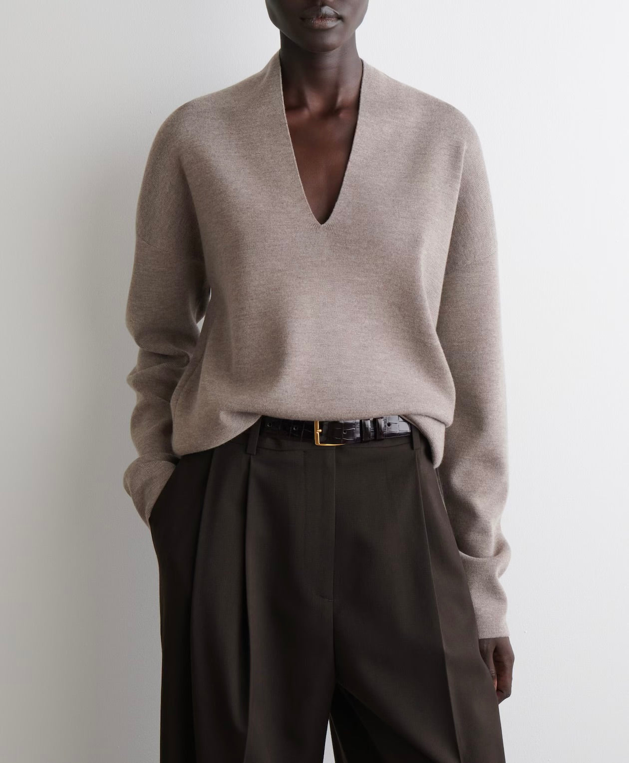 Suéter COS de cuello en V de lana