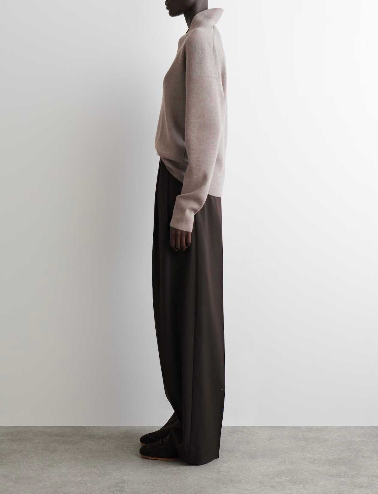 Suéter COS de cuello en V de lana