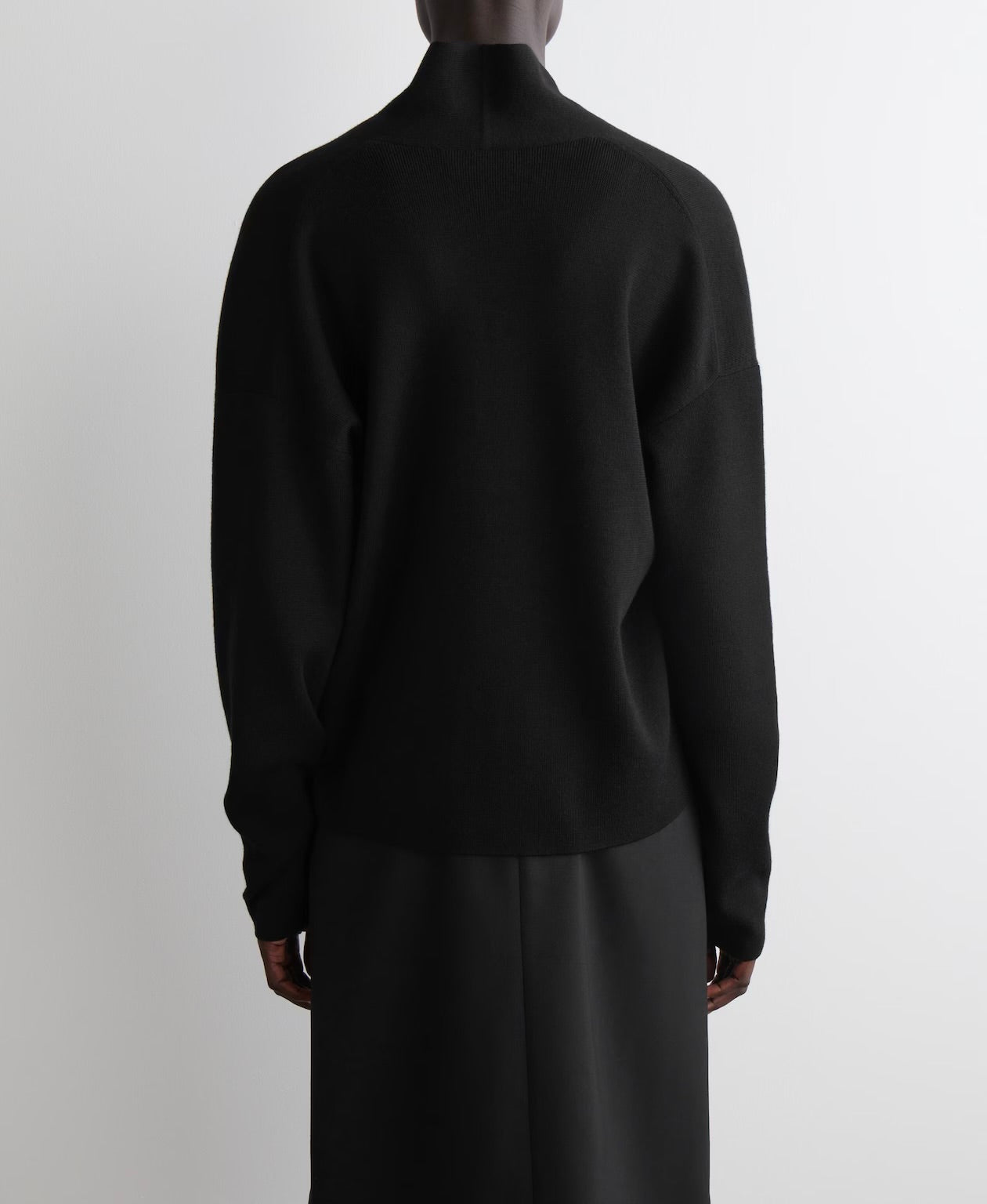 Suéter COS de cuello en V de lana