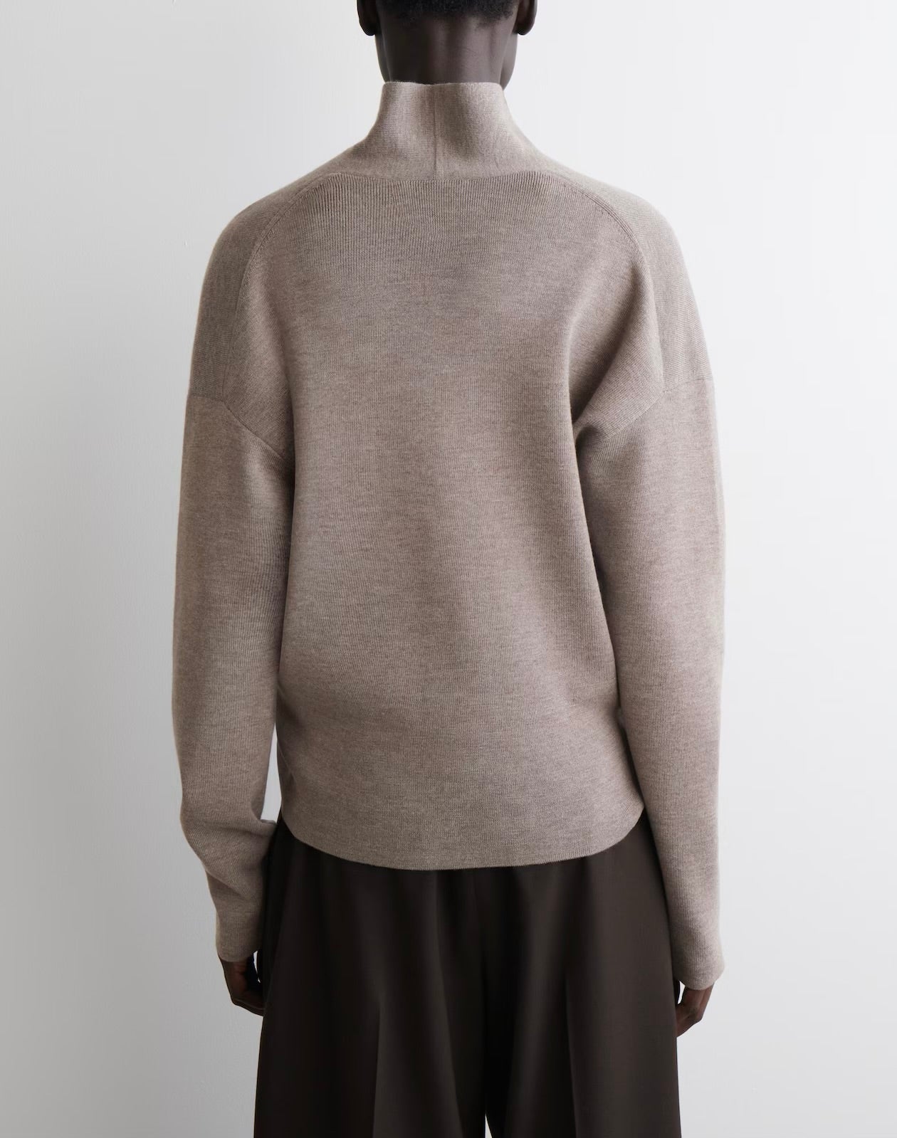 Suéter COS de cuello en V de lana