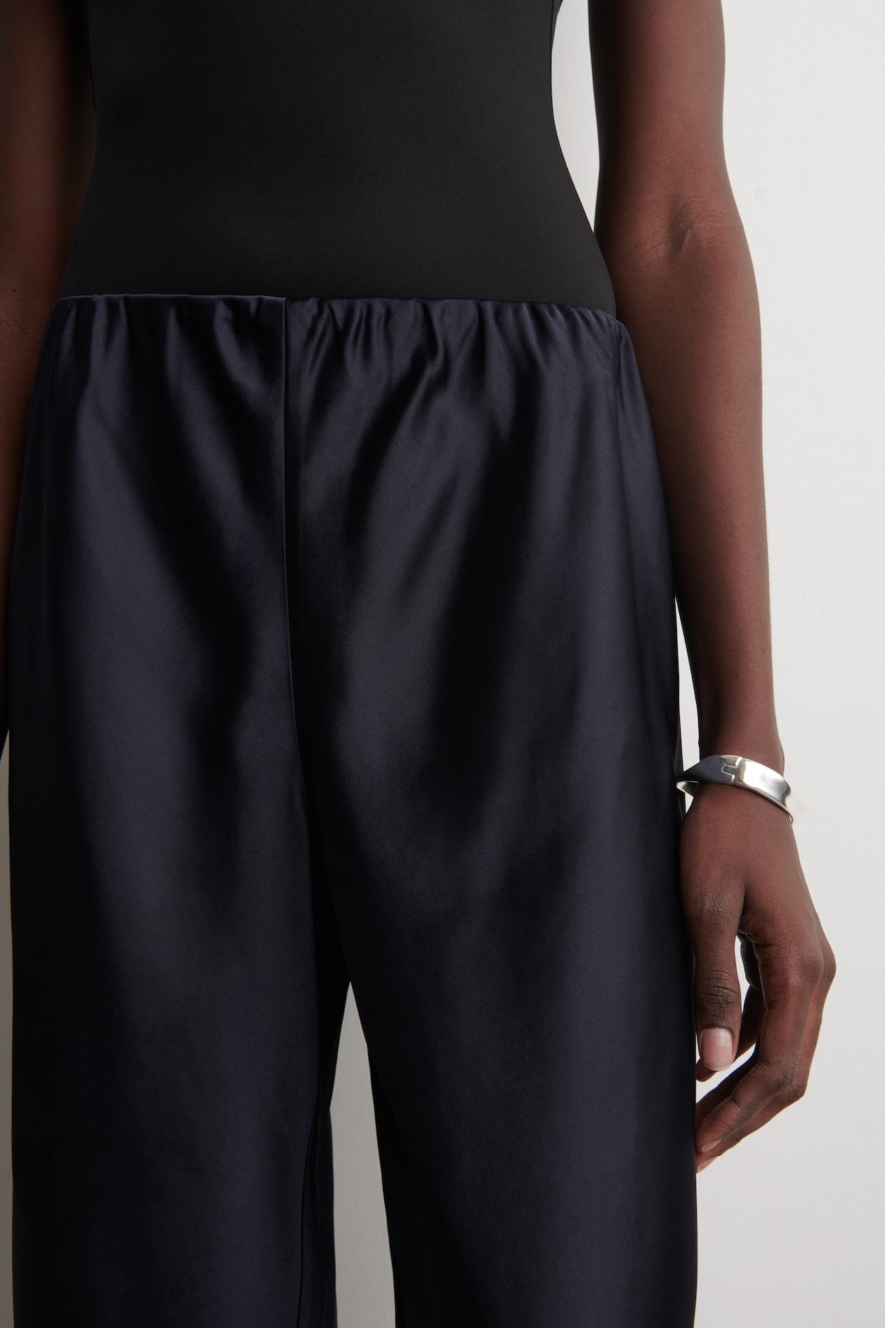 Pantalón de satén de COS
