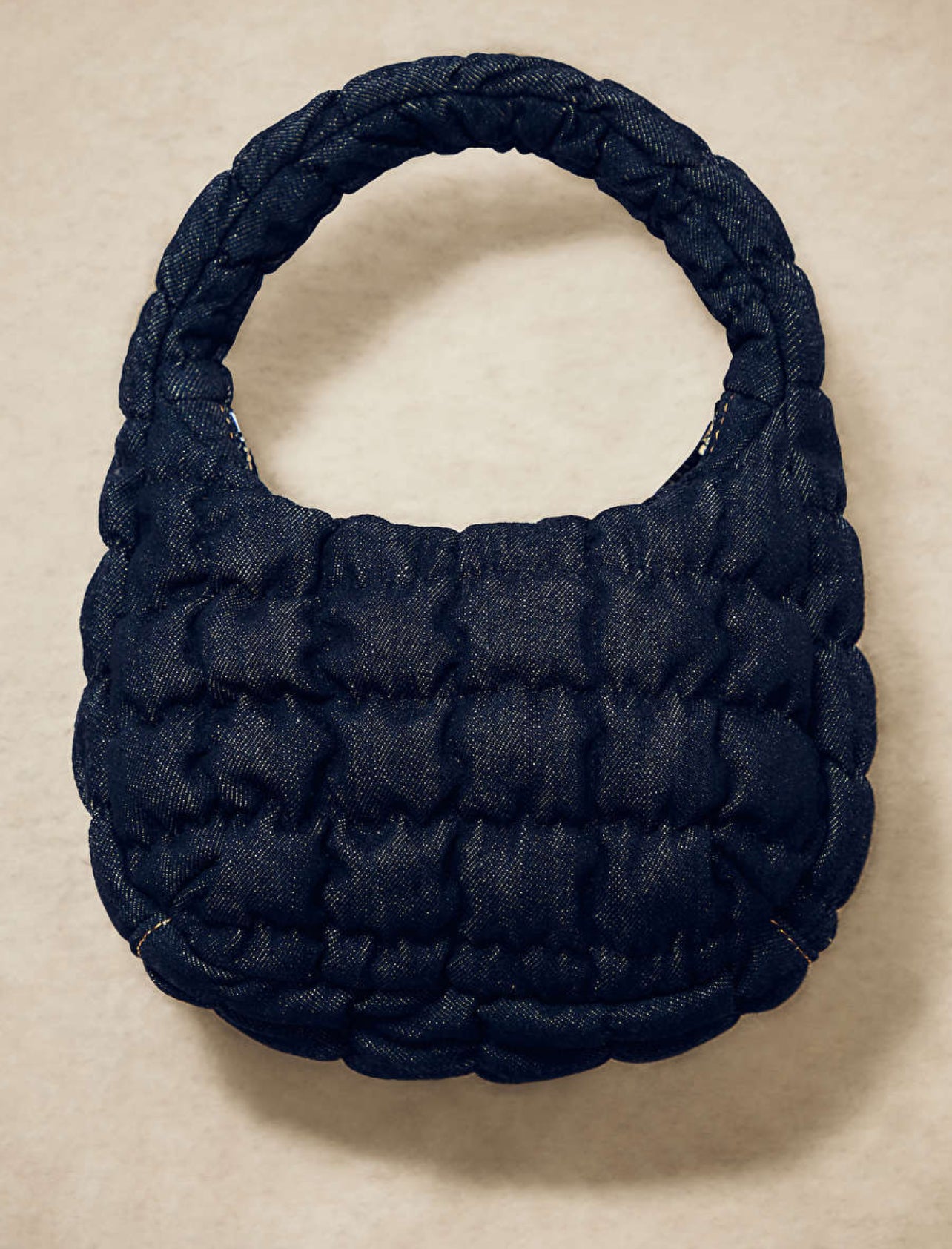 Micro Bolso COS acolchado denim.