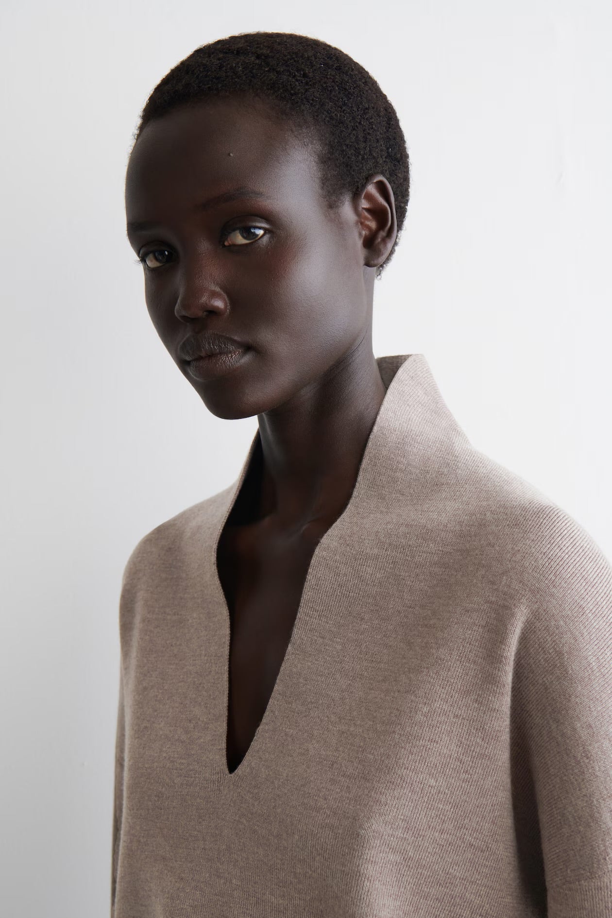 Suéter COS de cuello en V de lana