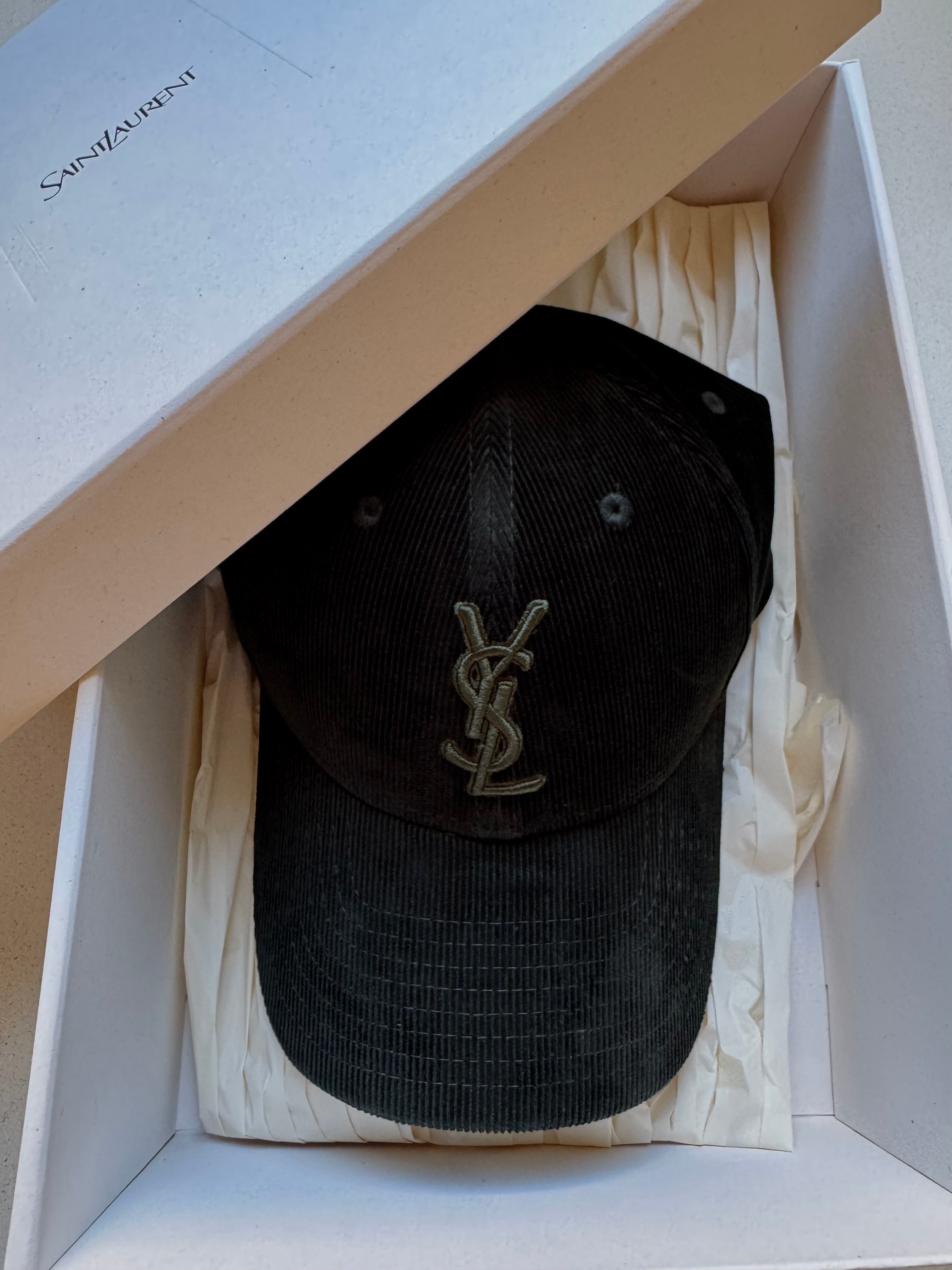 Gorra Saint Laurent colab New Era en pana