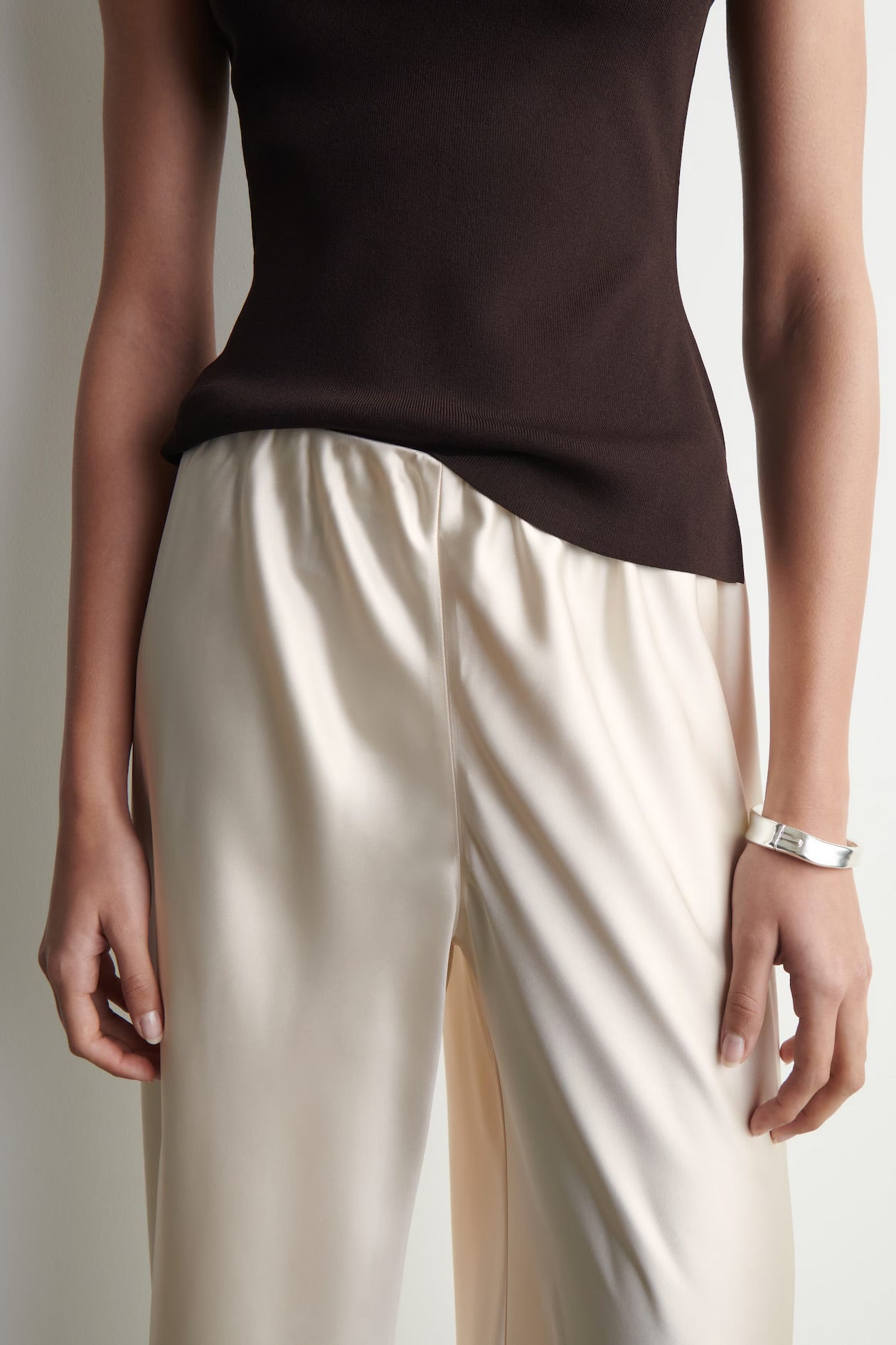 Pantalón de satén de COS